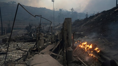 Los incendios en California se ven alimentados por los fuertes vientos.
