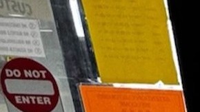 Isabel Carrillo  con su bolsa promocional obtenida en el evento realizado en el Supermercado Shop Fair.