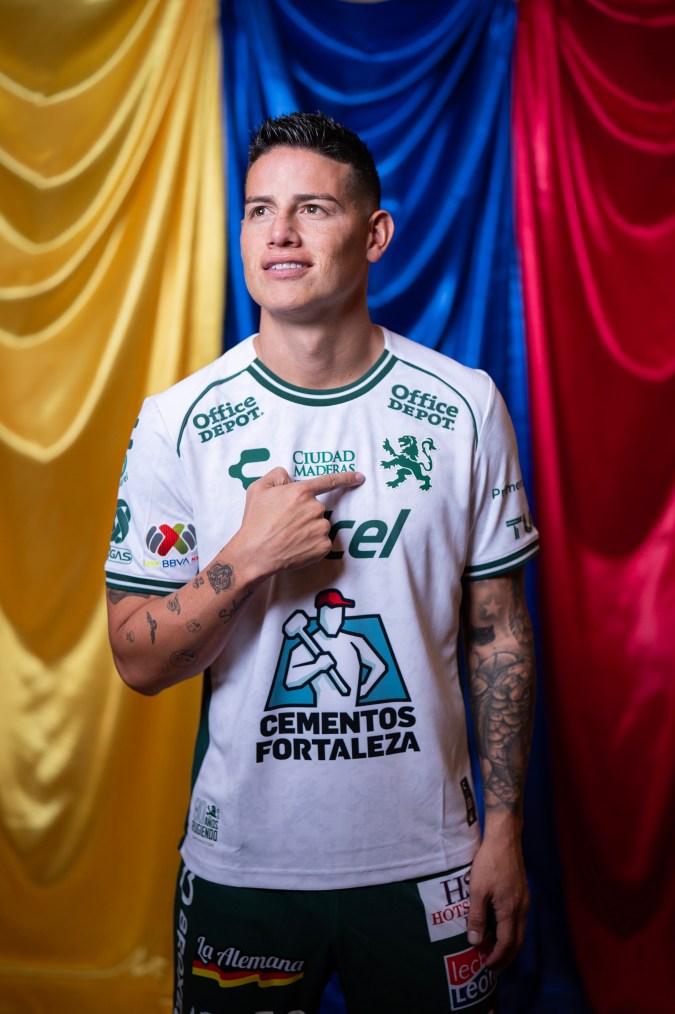 James Rodríguez, durante una sesión de fotos como nuevo refuerzo de Club León. Foto: Imago7/ Sebastián Laureano Miranda.