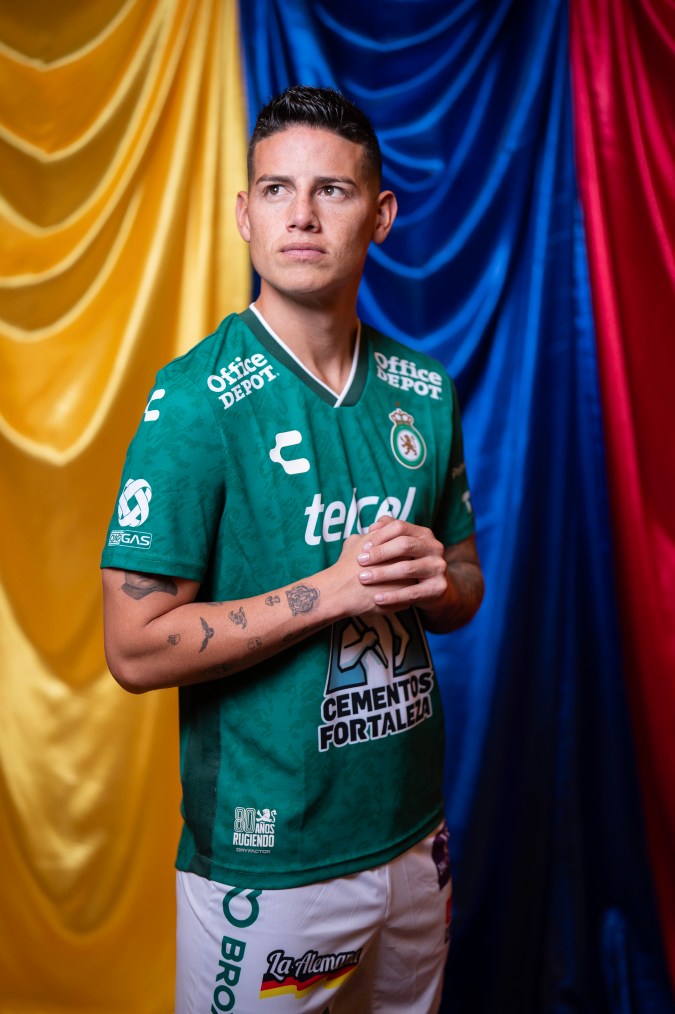 James Rodríguez, durante una sesión de fotos como nuevo refuerzo de Club León.