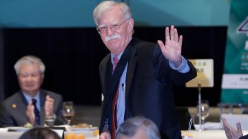 El ex asesor de seguridad nacional de Estados Unidos, John Bolton, saluda en la celebración del 40 aniversario de la Asociación Formosa de Asuntos Públicos en Taipei, Taiwán, el lunes 1 de mayo de 2023.