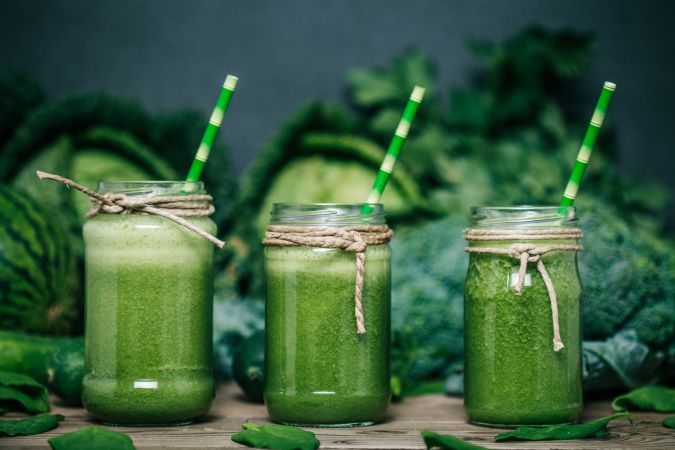 Incorpora los jugos verdes a tu alimentación y disfrutas de sus beneficios para la salud.