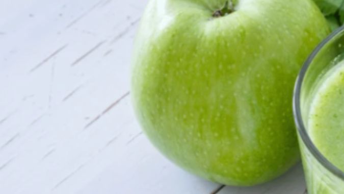 Los jugos verdes tienen multiples beneficios, entre ellos prevenir el estreñimiento.