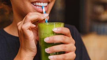 Los jugos detox ayudan a hidratarte y mejoran la digestión.