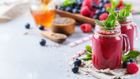 Con pocos ingredientes, pero con grandes beneficios, los jugos son una forma sencilla y rápida de aprovechar los beneficios de frutas y vegetales.