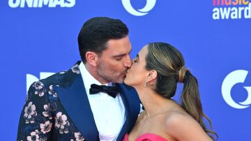 Julián Gil junto a Valeria Marín.