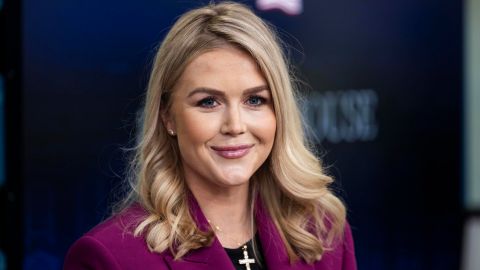 La secretaria de prensa del presidente estadounidense Donald Trump, Karoline Leavitt, ofrece su primera conferencia de prensa en la sala de prensa de la Casa Blanca, en Washington, DC, EE.UU., hoy 28 de enero de 2025.