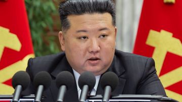 En esta fotografía proporcionada por el gobierno de Corea del Norte, el líder norcoreano Kim Jong Un pronuncia un discurso en una reunión celebrada entre el 23 y el 27 de diciembre de 2024 en Pyongyang, Corea del Norte.