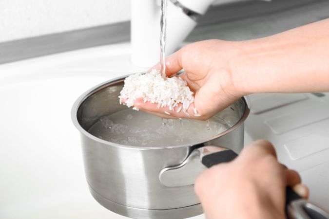 Lavar el arroz tiene beneficios no solo para una mejor cocción, sino para eliminar suciedad y elementos como el arsénico 