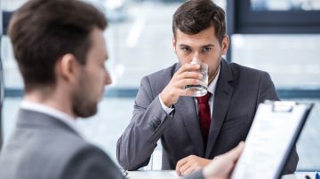 Vaso de agua entrevista de trabajo