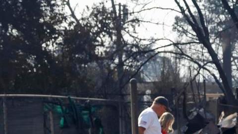 Una persona, que pidió no ser identificada, revisa los restos de la casa de su madre en Altadena, California, EE.UU., el 10 de enero de 2025.