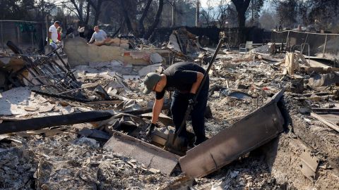 Una persona, que pidió no ser identificada, revisa los restos de la casa de su madre en Altadena, California, EE.UU., el 10 de enero de 2025.