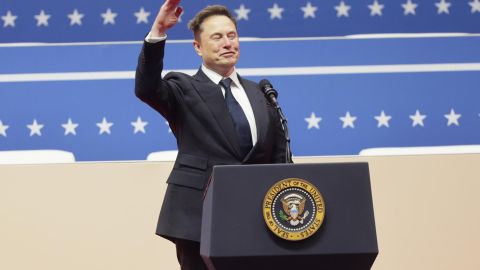 Elon Musk, director ejecutivo de Tesla, hace un gesto a la multitud reunida en el Capitol One Arena tras su discurso durante la ceremonia de investidura del presidente estadounidense Donald Trump en Washington, DC, EE.UU., el 20 de enero de 2025.