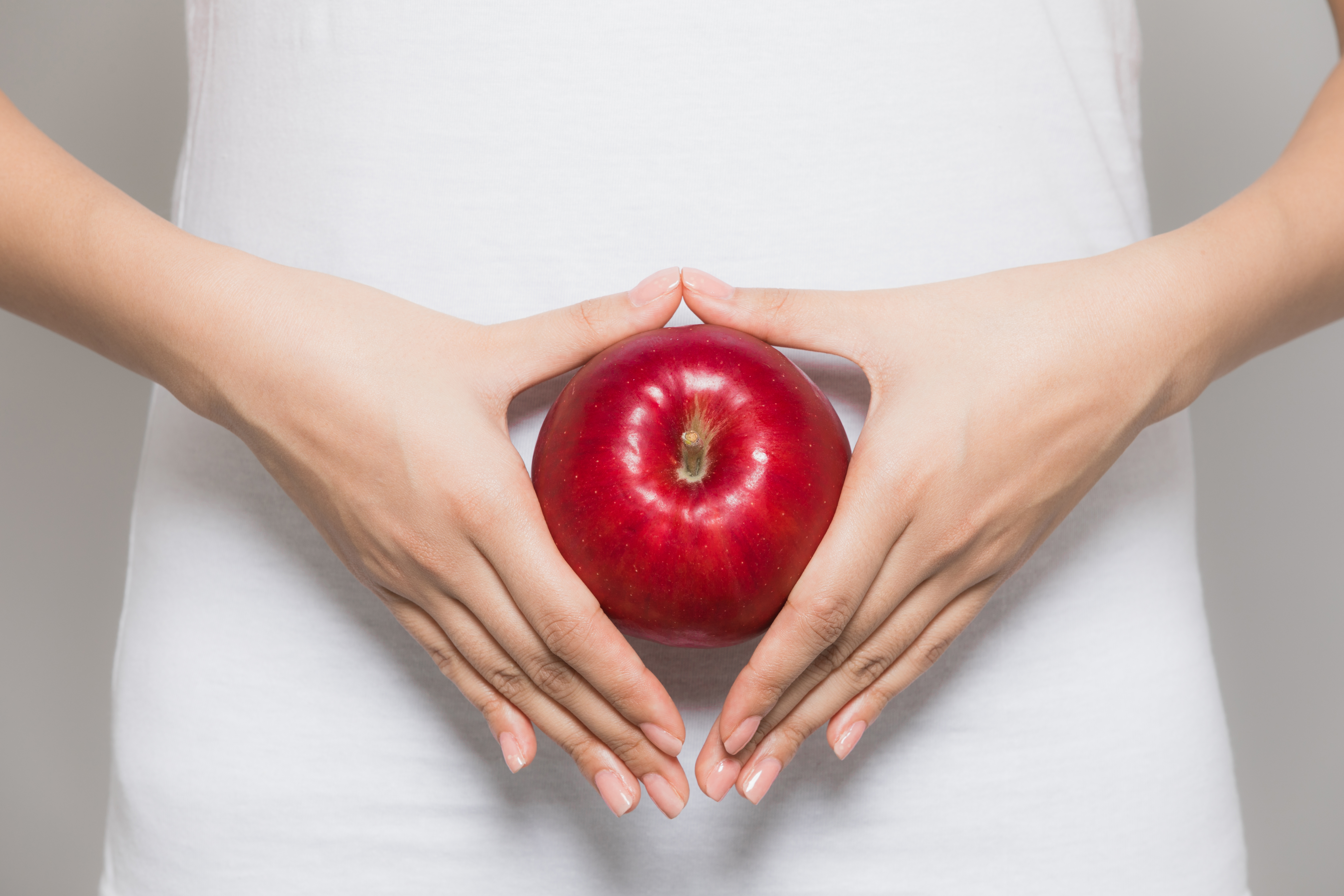 La manzana es rica en fibra soluble que ayuda a la salud intestinal.
