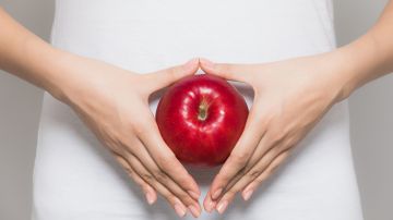 La manzana es rica en fibra soluble que ayuda a la salud intestinal.