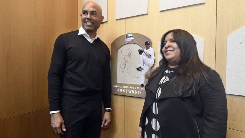 Mariano Rivera y su esposa.