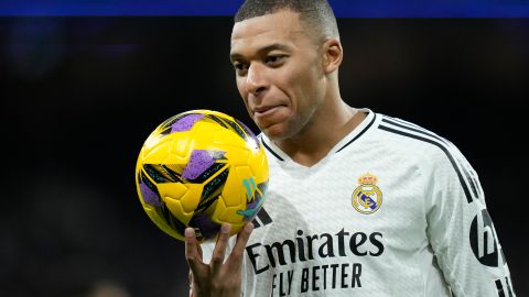 Kylian Mbappé antes de convertir el tiro penal frente a Las Palmas.