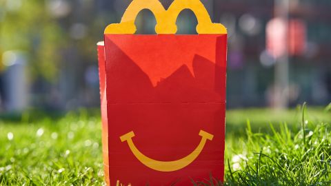 La nueva caijta feliz de McDonald's estará disponible hasta finales de febrero.