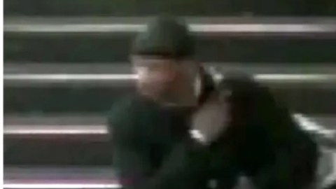 El delincuente fue filmado por última vez por una cámara subiendo a un tren D con dirección a Manhattan.