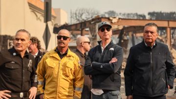 El gobernador de California, Gavin Newsom (2-R), y el senador demócrata de California, Alex Padilla (R), observan a los bomberos combatir el incendio forestal de Palisades en el barrio de Pacific Palisades de Los Ángeles, California, EE.UU., el 08 de enero de 2025.