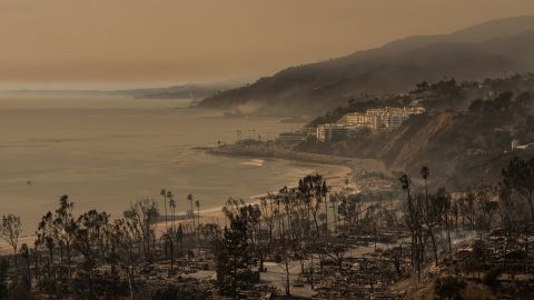 Hasta el momento se ha confirmado la muerte de 10 personas y la perdida de más de 9,000 estructuras.