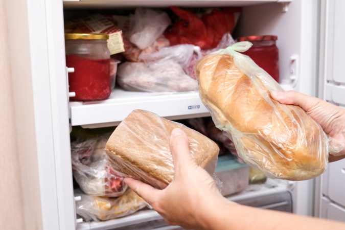 La experta recomienda congelar el pan, e ir descongelando a medida que se va a consumir.