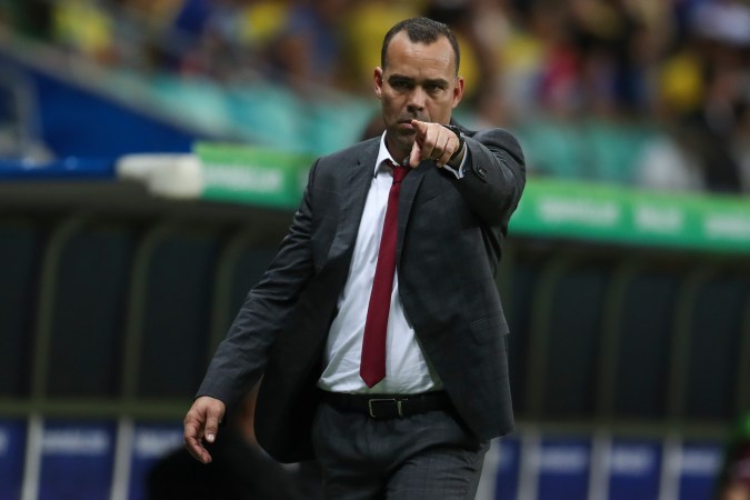 El entrenador de Venezuela, Rafael Dudamel, hace un gesto durante un partido de fútbol del Grupo A de la Copa América contra Brasil en la Arena Fonte Nova en Salvador, Brasil.