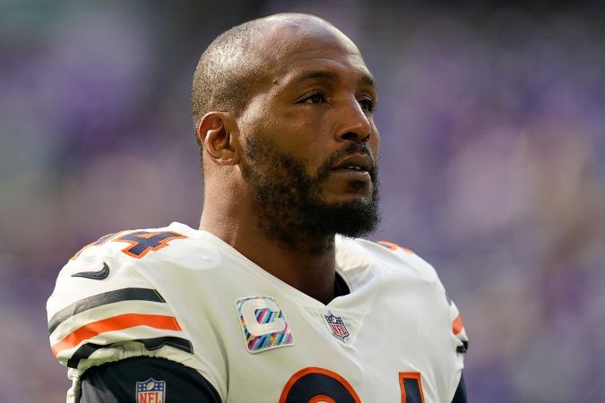 El linebacker de los Chicago Bears, Robert Quinn (94), se encuentra en el campo antes de un partido de fútbol americano de la NFL contra los Minnesota Vikings, el domingo 9 de octubre de 2022, en Minneapolis. (Foto AP/Abbie Parr)