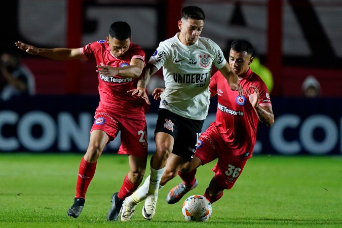 Rodrigo Garro, del Corinthians de Brasil (centro), Ariel Gamarra, del Argentinos Juniors de Argentina (derecha), y Matías Perello, del Argentinos Juniors de Argentina, disputan el balón durante un partido del Grupo F de la Copa Sudamericana en el estadio Diego Armando Maradona en Buenos Aires, Argentina, el martes 23 de abril de 2024. (Foto AP/Ivan Fernandez)