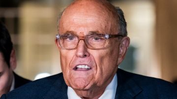 Juez declara en desacato a Rudolph Giuliani por incumplir entrega de bienes en caso de difamación