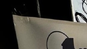 Salomon Muquete con las bolsas promocionales que recibió.