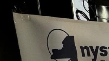 Salomon Muquete con las bolsas promocionales que recibió.