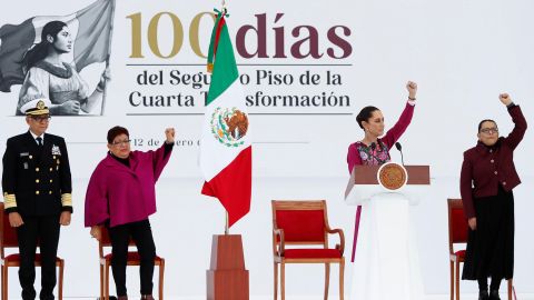 La presidenta de México, Claudia Sheinbaum (2-d), saluda previo al discurso de los primeros 100 días de su gobierno este domingo, en el Zócalo de Ciudad de México (México).