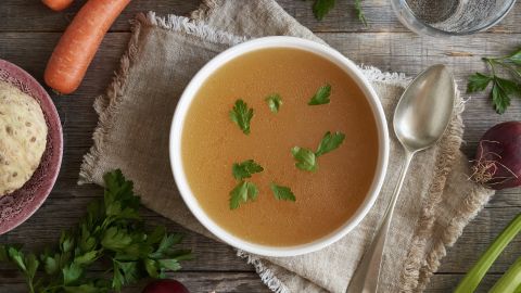 Aunque tiene sencillos ingredientes, la sopa de pollo es rica en nutrientes que ayudan al cuerpo a recuperarse.