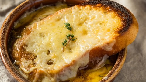 Aprende a preparar una deliciosa sopa de cebollas.