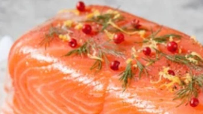 La combinación de salmón y los vegetales, aportan nutrientes que mejoran la salud cardiovascular.