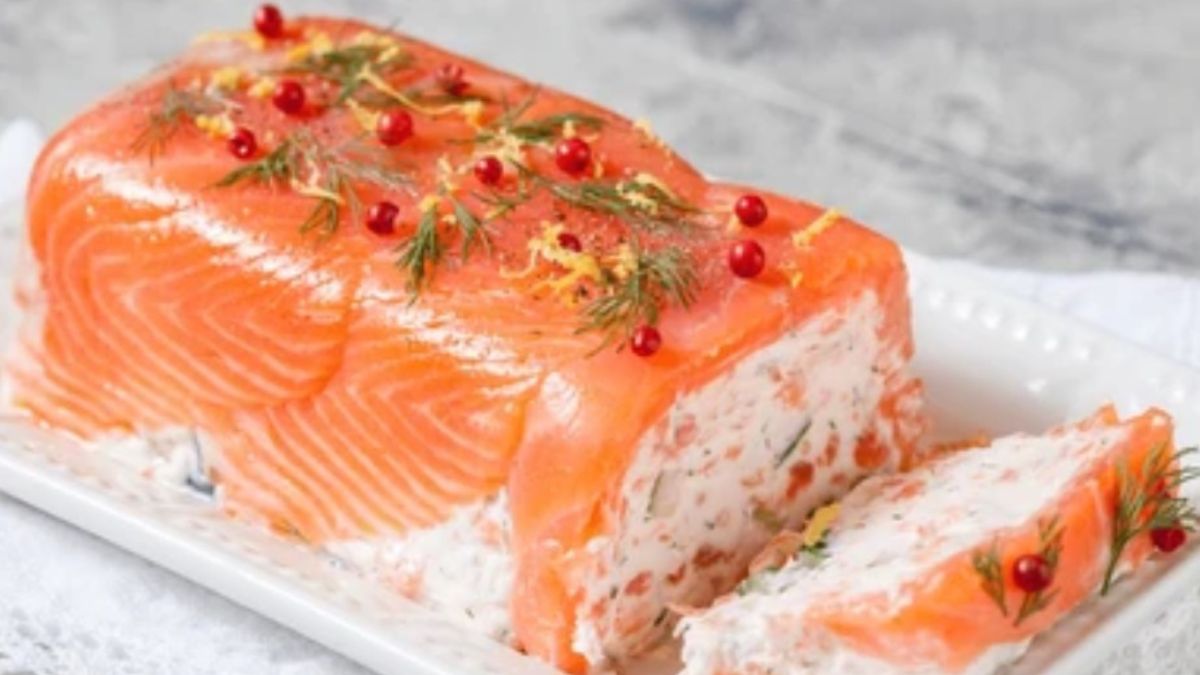 La combinación de salmón y los vegetales, aportan nutrientes que mejoran la salud cardiovascular.