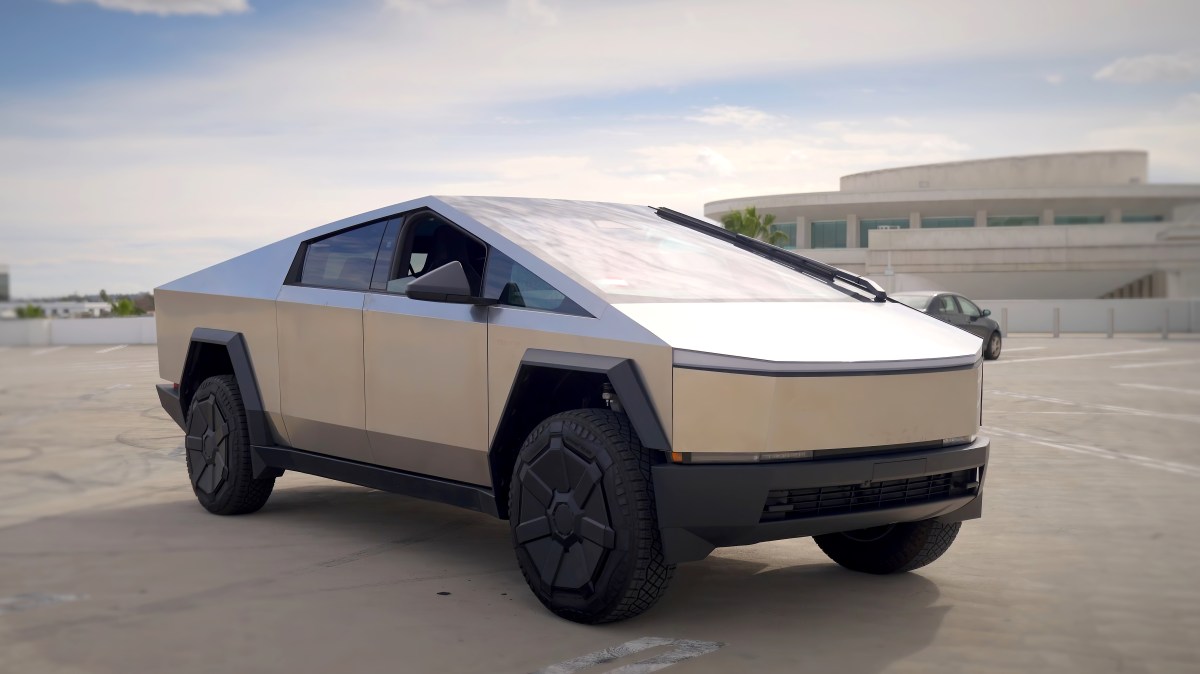 Dueño deja su Cybertruck cargando dos semanas y al volver no tenía batería