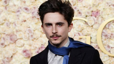 Timothée Chalamet desfiló solo en la alfombra roja y luego se encontró con Kylie Jenner.