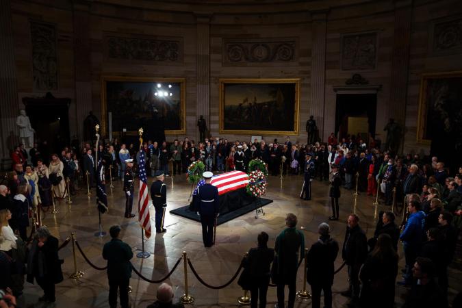 El ataúd del expresidente Jimmy Carter, cubierto con la bandera estadounidense, yace en el Capitolio de Estados Unidos en Washington, DC, EE. UU., el 07 de enero de 2025.