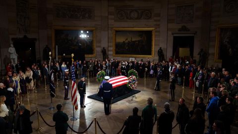 El ataúd del expresidente Jimmy Carter, cubierto con la bandera estadounidense, yace en el Capitolio de Estados Unidos en Washington, DC, EE. UU., el 07 de enero de 2025.