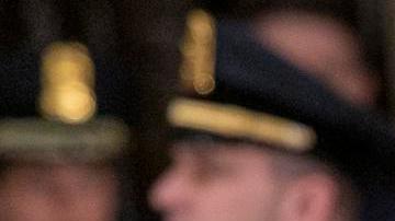 El presidente electo de Estados Unidos, Donald J. Trump, y Melania Trump se detienen ante el ataúd envuelto en la bandera estadounidense del expresidente Jimmy Carter, que yace en la Rotonda del Capitolio de Estados Unidos, en Washington, DC, EE.UU., el 08 de enero de 2025.