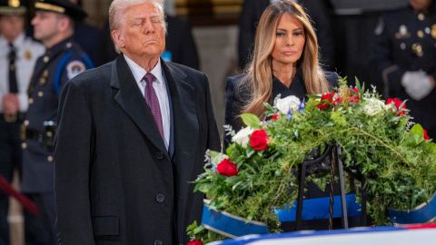 El presidente electo de Estados Unidos, Donald J. Trump, y Melania Trump se detienen ante el ataúd envuelto en la bandera estadounidense del expresidente Jimmy Carter, que yace en la Rotonda del Capitolio de Estados Unidos, en Washington, DC, EE.UU., el 08 de enero de 2025.