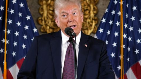 El presidente electo Donald Trump habla durante una conferencia de prensa en Mar-a-Lago, el martes 7 de enero de 2025, en Palm Beach, Florida.