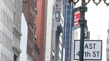 Personas entran y salen de un albergue para migrantes en el antiguo Hotel Roosevelt en Nueva York, Nueva York, EE.UU., el 21 de enero de 2025. Informes de que ICE intensifica arrestos de migrantes mientras Trump asume el cargo.