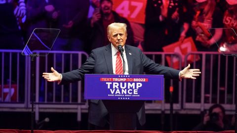 El presidente electo de Estados Unidos, Donald Trump, se dirige a sus seguidores en un mitin en el Capital One Arena en Washington, DC, EE.UU., el 19 de enero de 2025.