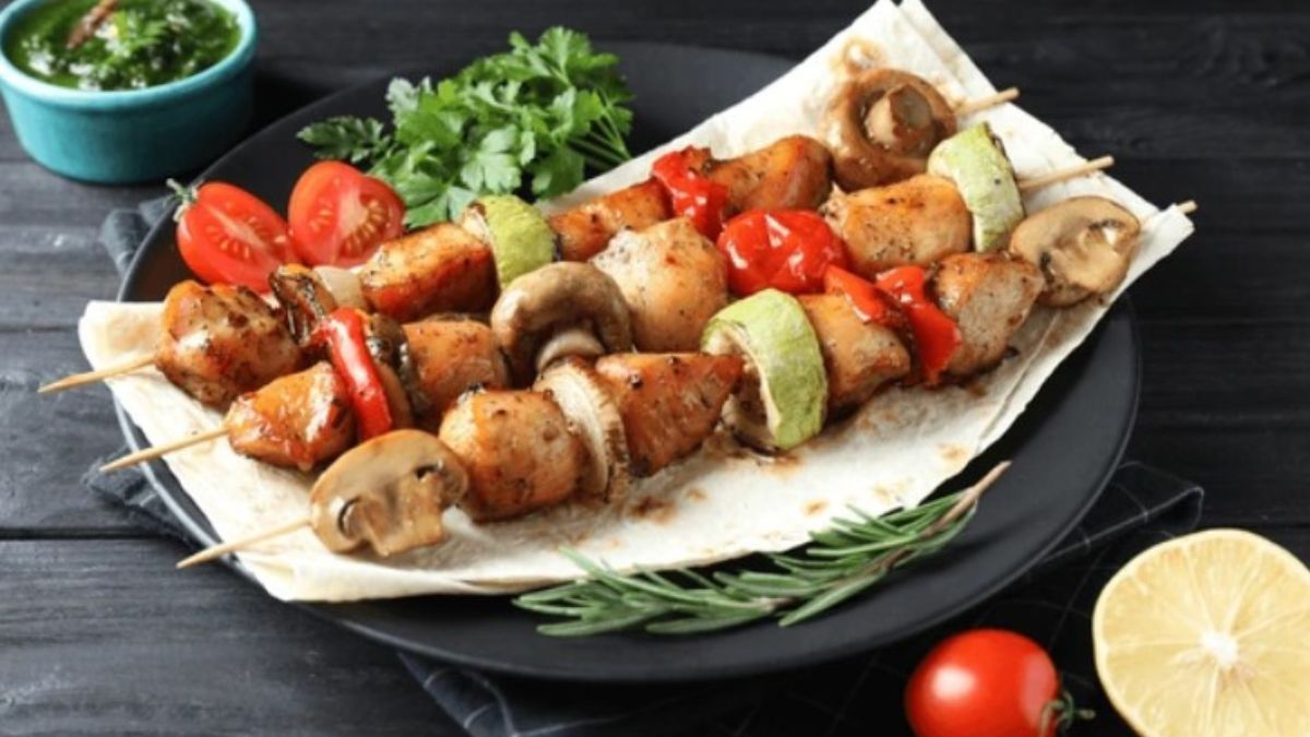 El plato principal incluye proteína animal y vegetales.