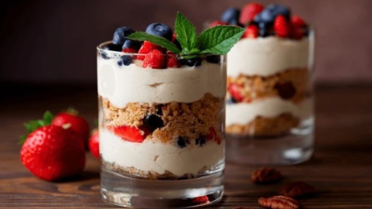 Incluir yogur en el postre, aporta probióticos, antioxidantes y minerales.