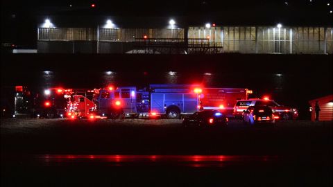 Los socorristas en la escena cerca del Aeropuerto Nacional Ronald Reagan de Washington, en Arlington, Virginia.