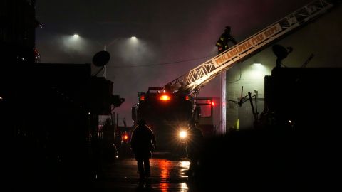 Graban el momento exacto de la explosión en Filadelfia por accidente aéreo